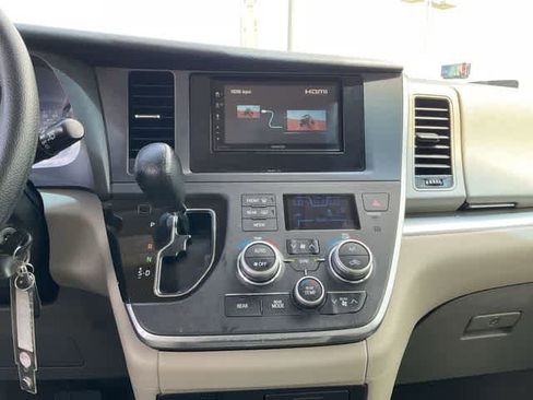 Used 2015 Toyota Sienna LE FWD image 20