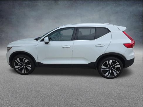 Used 2023 Volvo XC40 B5 Plus w/ Driver Assist Package AWD/4WD image 5