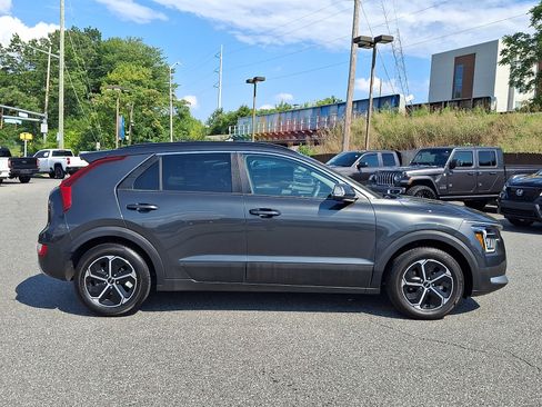 Used 2023 Kia Niro EX FWD image 7