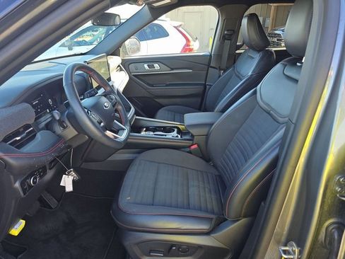 Used 2025 Ford Explorer ST-Line w/ ST-Line Street Pack image 3