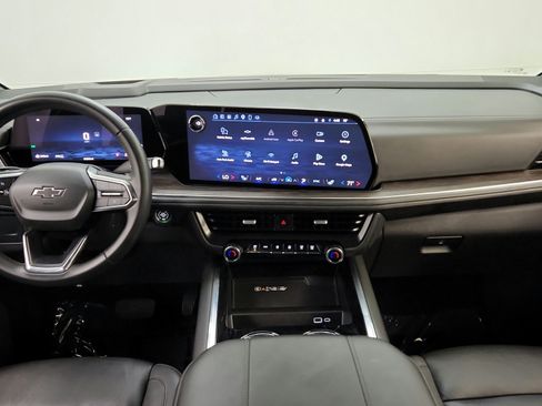 Used 2025 Chevrolet Suburban Z71 AWD/4WD image 21