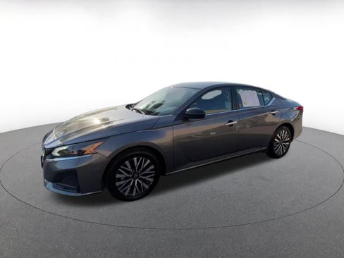 Used 2025 Nissan Altima 2.5 SV FWD image 6