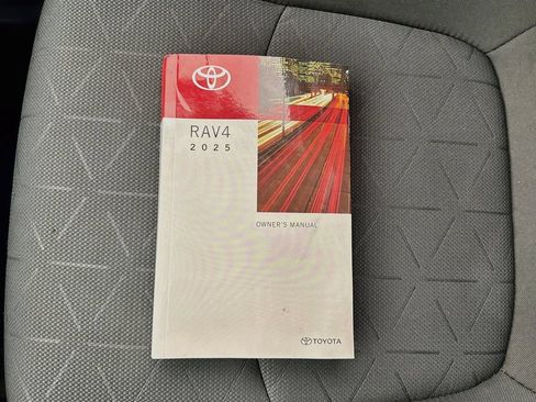 Used 2025 Toyota RAV4 XLE FWD image 36