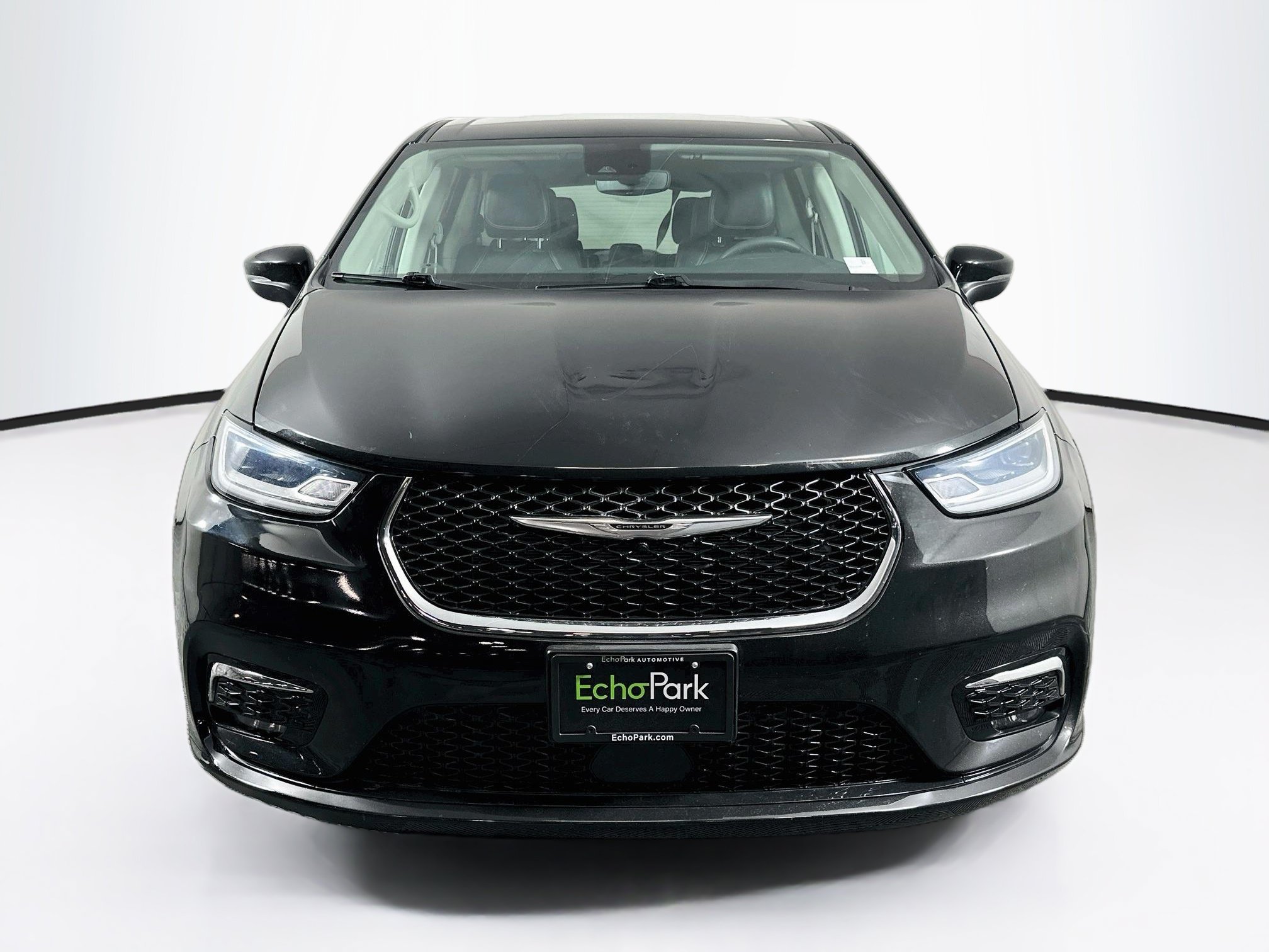 Used 2023 Chrysler Pacifica Touring-L FWD image 2