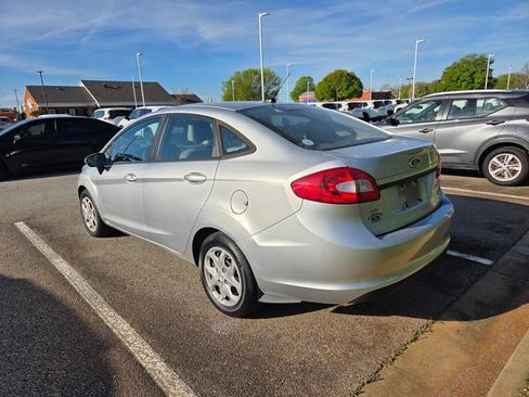Used 2013 Ford Fiesta SE image 8