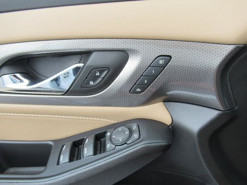 Used 2023 Chevrolet Traverse Premier FWD image 20