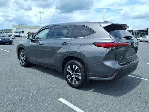Used 2021 Toyota Highlander XLE AWD/4WD image 6