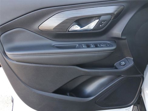 Used 2024 GMC Terrain SLE w/ Driver Convenience Package image 21