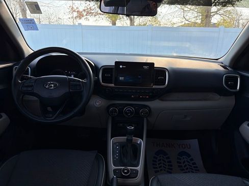 Used 2022 Hyundai Venue Limited image 15