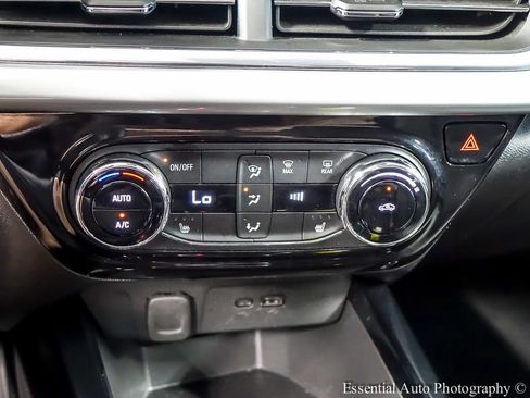Used 2025 Chevrolet Trax LT w/ LT Convenience Package FWD image 16