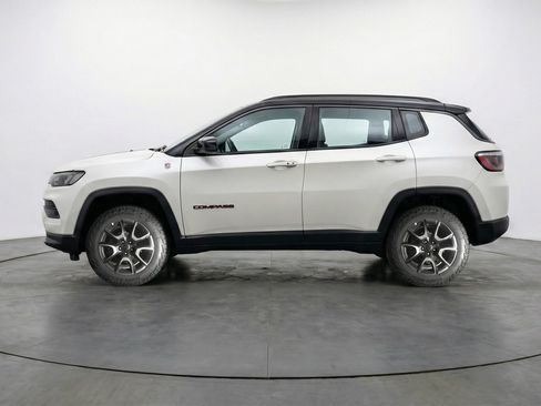 Used 2025 Jeep Compass Trailhawk AWD/4WD image 5