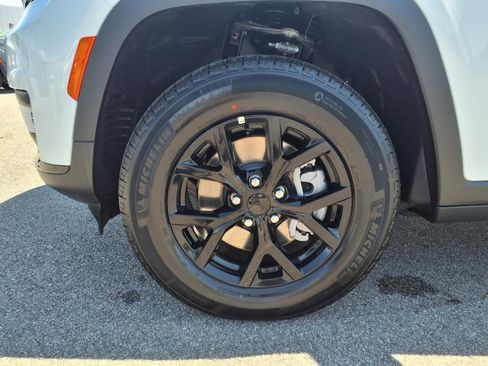 New 2025 Jeep Grand Cherokee L Altitude image 12