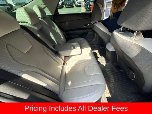 Used 2022 Hyundai Elantra Limited FWD image 4