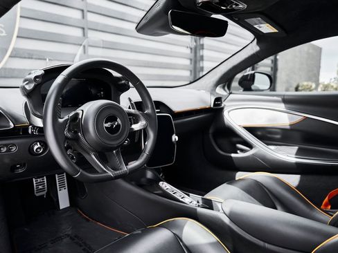 Used 2024 McLaren Artura image 2