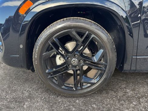 Used 2025 Volkswagen Tiguan SE R-Line image 8