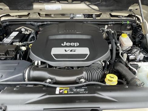 Used 2017 Jeep Wrangler Rubicon w/ Power Convenience Group image 11