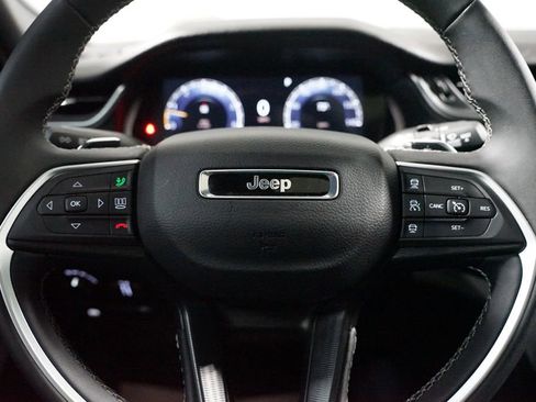 Used 2025 Jeep Grand Cherokee L Laredo RWD image 12