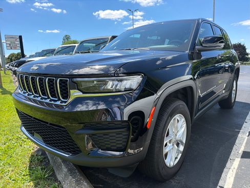 Certified 2025 Jeep Grand Cherokee Laredo X w/ Luxury Tech Group I AWD/4WD image 3