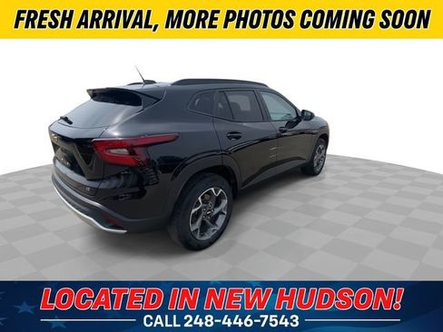 Used 2024 Chevrolet Trax LT w/ Driver Confidence Package FWD image 2