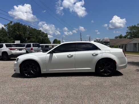Used 2022 Chrysler 300 Touring w/ Sport Appearance Package RWD image 6