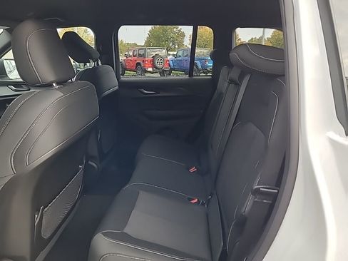 New 2025 Jeep Grand Cherokee Laredo w/ Luxury Tech Group I image 15