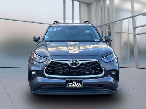 Used 2022 Toyota Highlander LE image 2