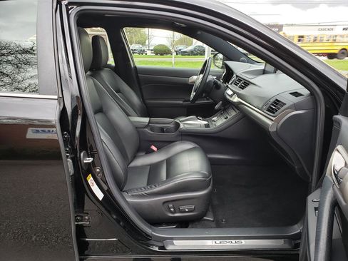 Used 2014 Lexus CT 200h w/ F Sport w/Nuluxe Interior image 17