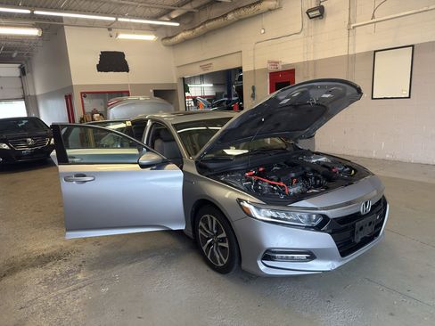 Used 2018 Honda Accord EX image 9