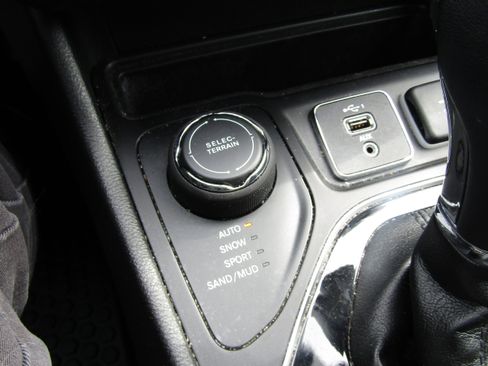 Used 2019 Jeep Cherokee Latitude Plus image 25