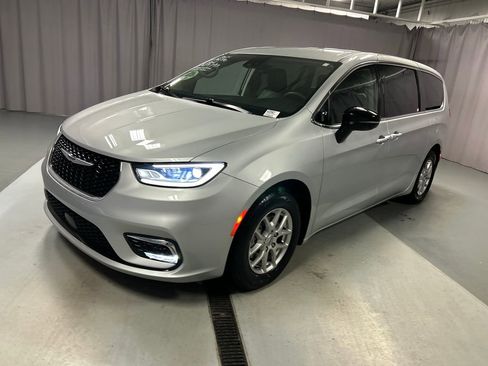 Used 2024 Chrysler Pacifica Touring-L FWD image 3