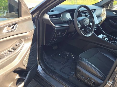 Used 2023 Jeep Grand Cherokee Altitude RWD image 9