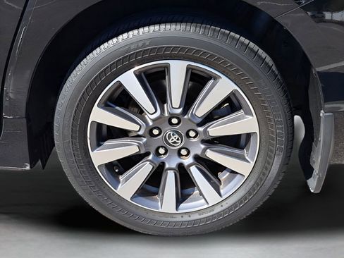 Used 2018 Toyota Sienna Limited Premium w/ Carpet Mat Package image 5