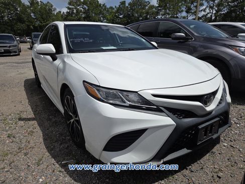 Used 2020 Toyota Camry SE FWD image 3