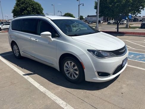 Used 2018 Chrysler Pacifica Touring-L FWD image 7