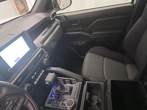 Used 2025 Toyota Tacoma SR AWD/4WD image 30