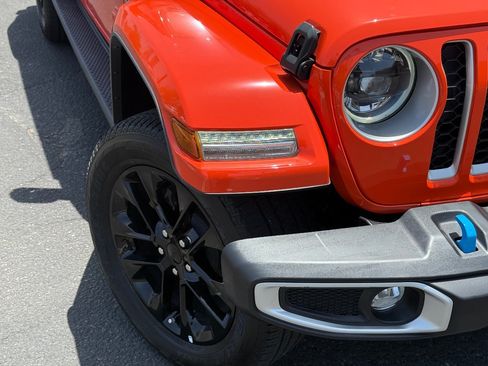 Used 2023 Jeep Wrangler Unlimited Sahara AWD/4WD image 3