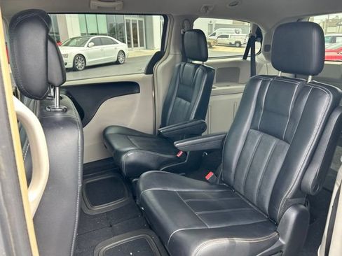 Used 2012 Chrysler Town & Country Touring w/ Entertainment Group #1 FWD image 23