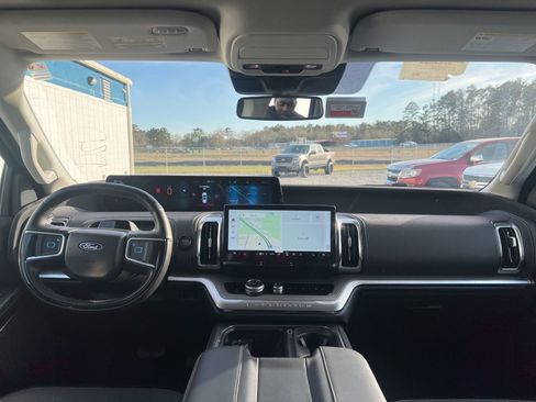 Used 2025 Ford Expedition Platinum image 9