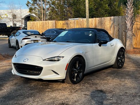 Used 2017 MAZDA MX-5 Miata Club image 3