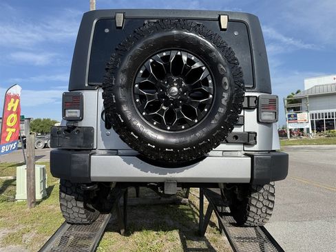 Used 2018 Jeep Wrangler Unlimited Sahara AWD/4WD image 4