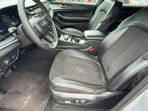 Used 2025 Jeep Grand Cherokee L Altitude AWD/4WD image 16