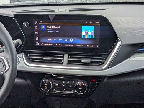 Used 2025 Chevrolet Trax LT w/ LT Convenience Package image 19