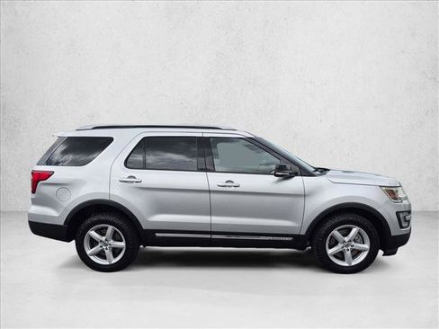 Used 2016 Ford Explorer XLT AWD/4WD image 4