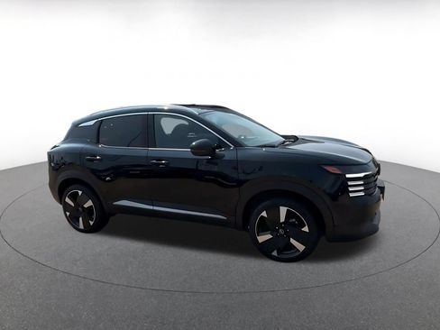 Used 2026 Nissan Kicks SR AWD/4WD image 2