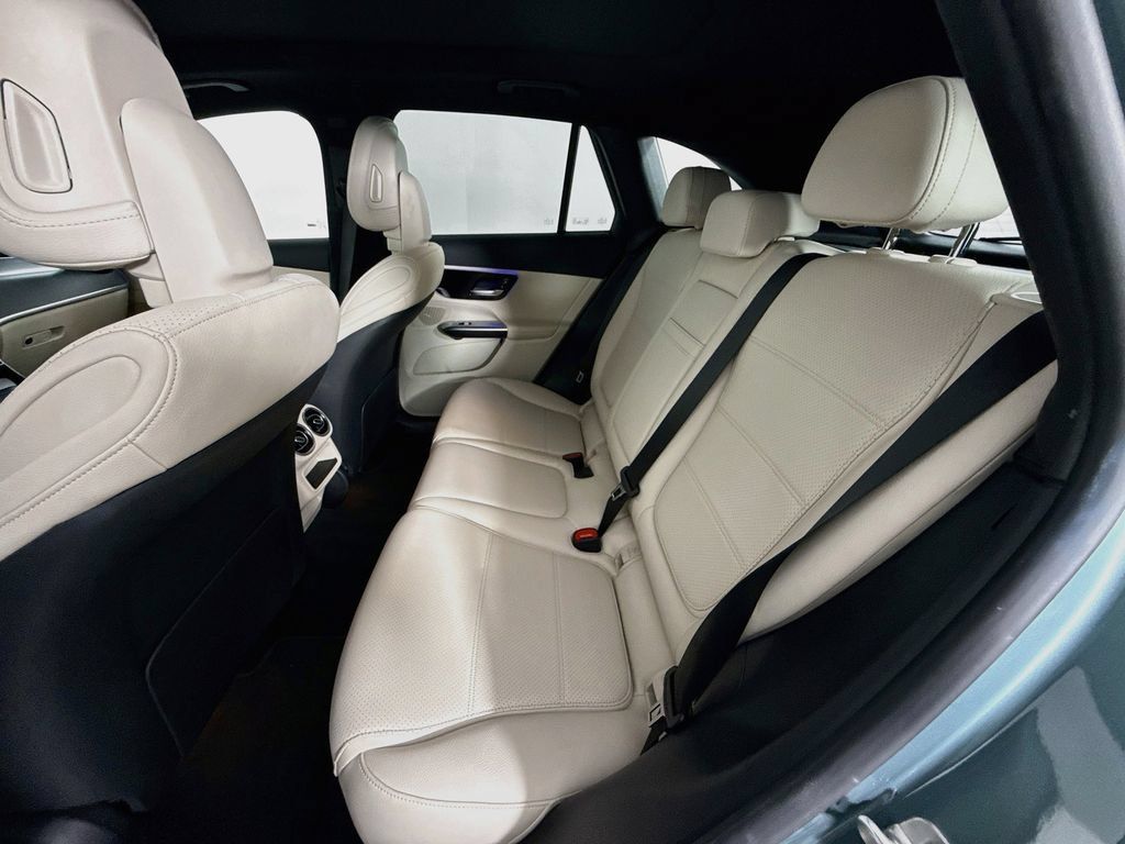 Used 2025 Mercedes-Benz GLC 350e 4MATIC image 17