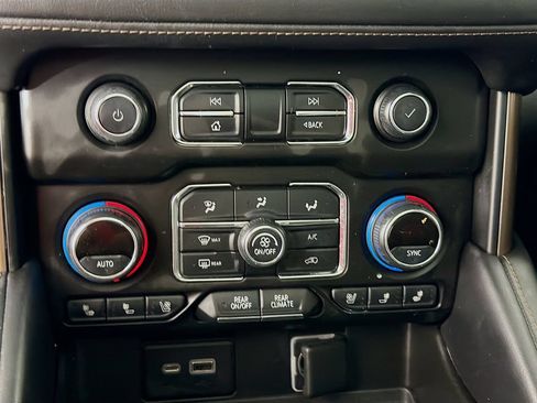Used 2021 Chevrolet Suburban High Country w/ Premium Package AWD/4WD image 17