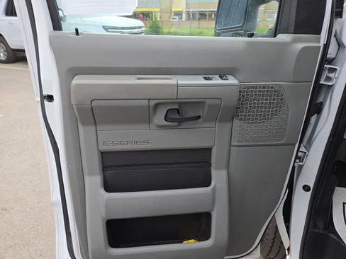 Used 2022 Ford E-450 and Econoline 450 Super Duty RWD image 13