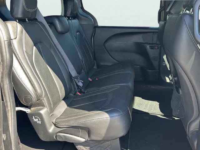 Used 2019 Chrysler Pacifica Touring-L w/ S Appearance Package FWD image 12