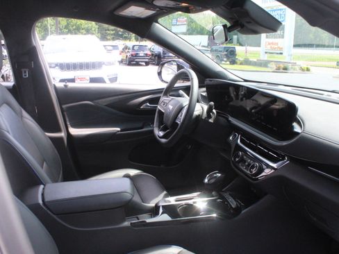 Used 2024 Buick Envista Sport Touring w/ Convenience I Package FWD image 32