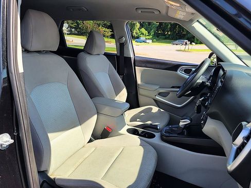 Used 2023 Kia Soul LX w/ LX Technology Package FWD image 16